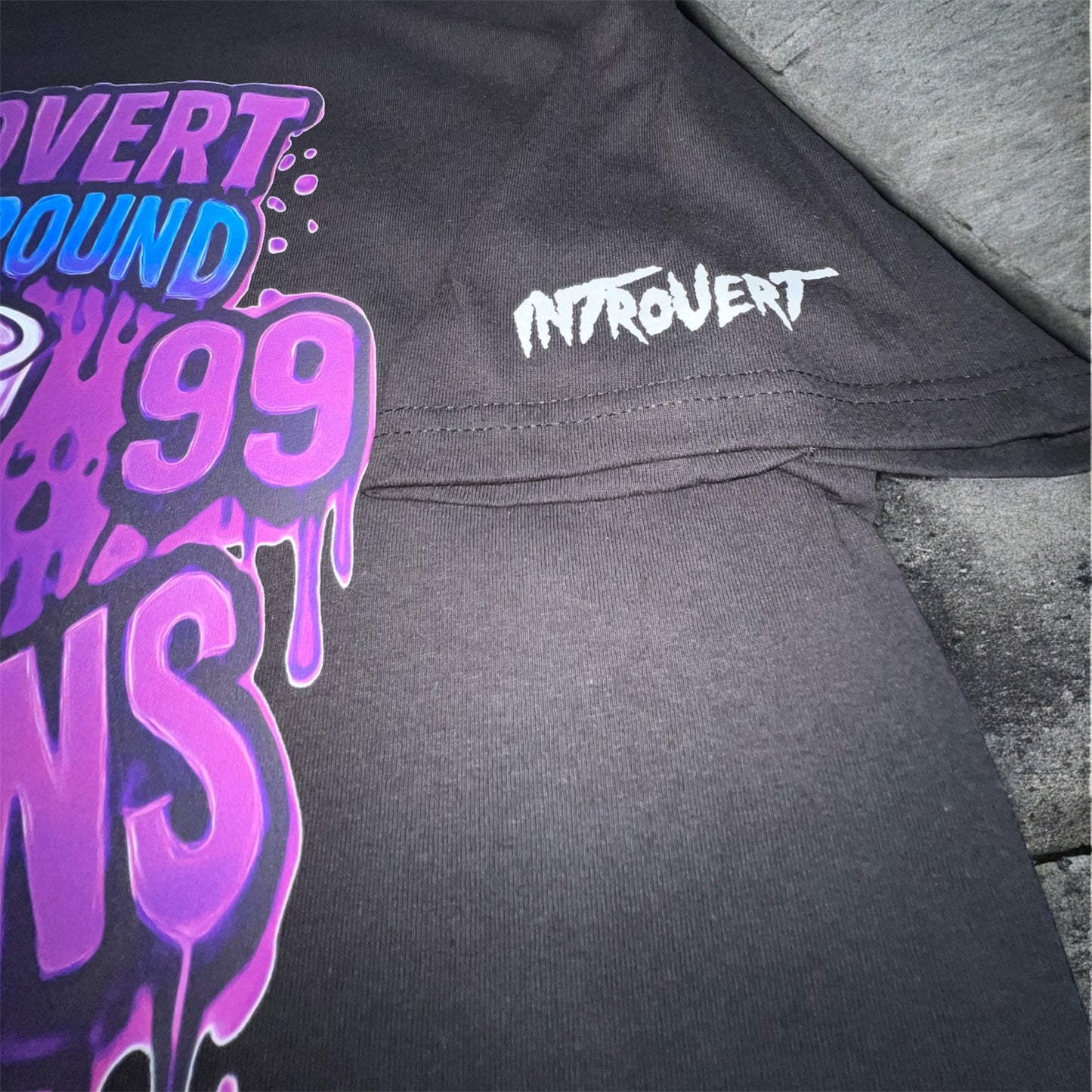 "INTROVERT CHAMPION SIPPER" TEE BLK/GRY